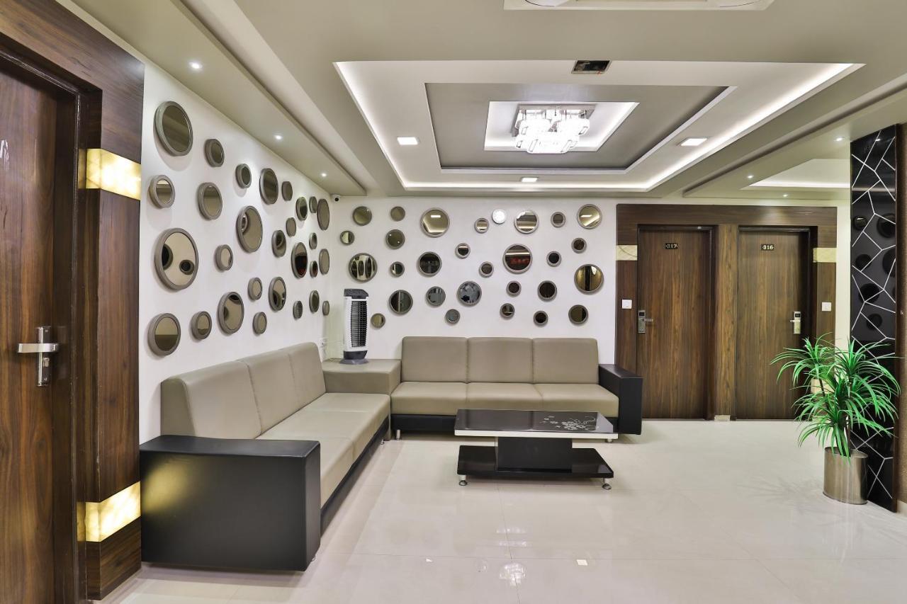 Collection O 7557 Hotel Shiv Kunj Exotica Naroda Екстериор снимка